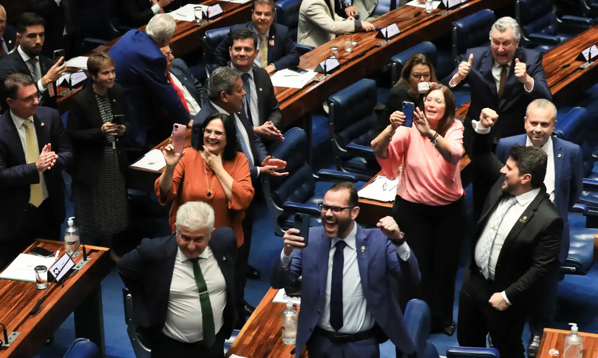 Senado aprova PEC que limita decisões individuais de ministros do STF 