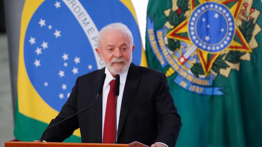 Lula abre licitação para gastar R$ 89 mil com enxoval em residências