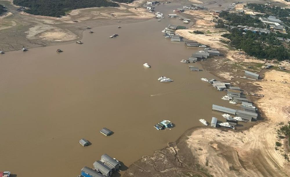 Após sofrer com nuvem de fumaça, chove em Manaus