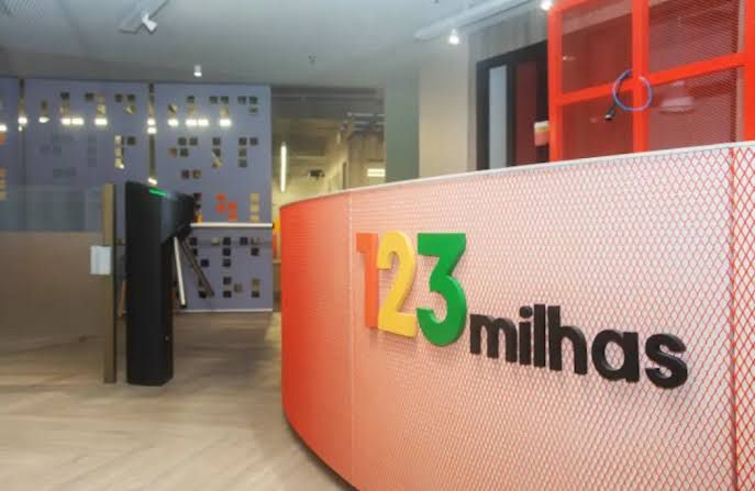 Justiça suspende cobrança de parcelas em cartões de crédito de clientes da 123Milhas