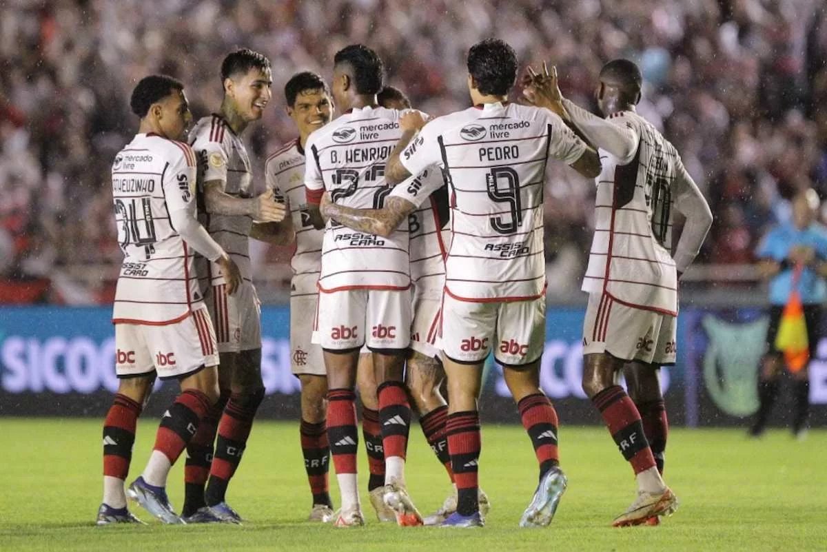 Com estádio lotado, Flamengo goleia América-MG e alcança o Palmeiras 