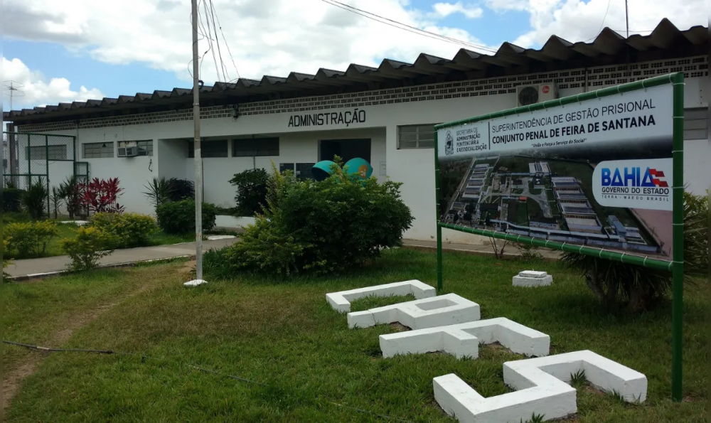 Funcionário de presídio é flagrado entregando celulares a detentos