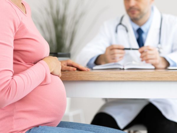 Lei que dá direito de acompanhante para mulher no médico é sancionada