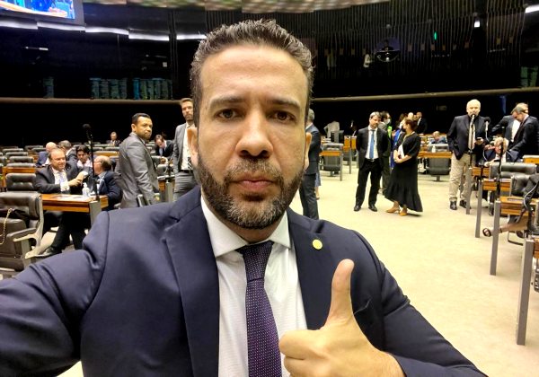 PL protocola pedido de cassação de Janones por rachadinha