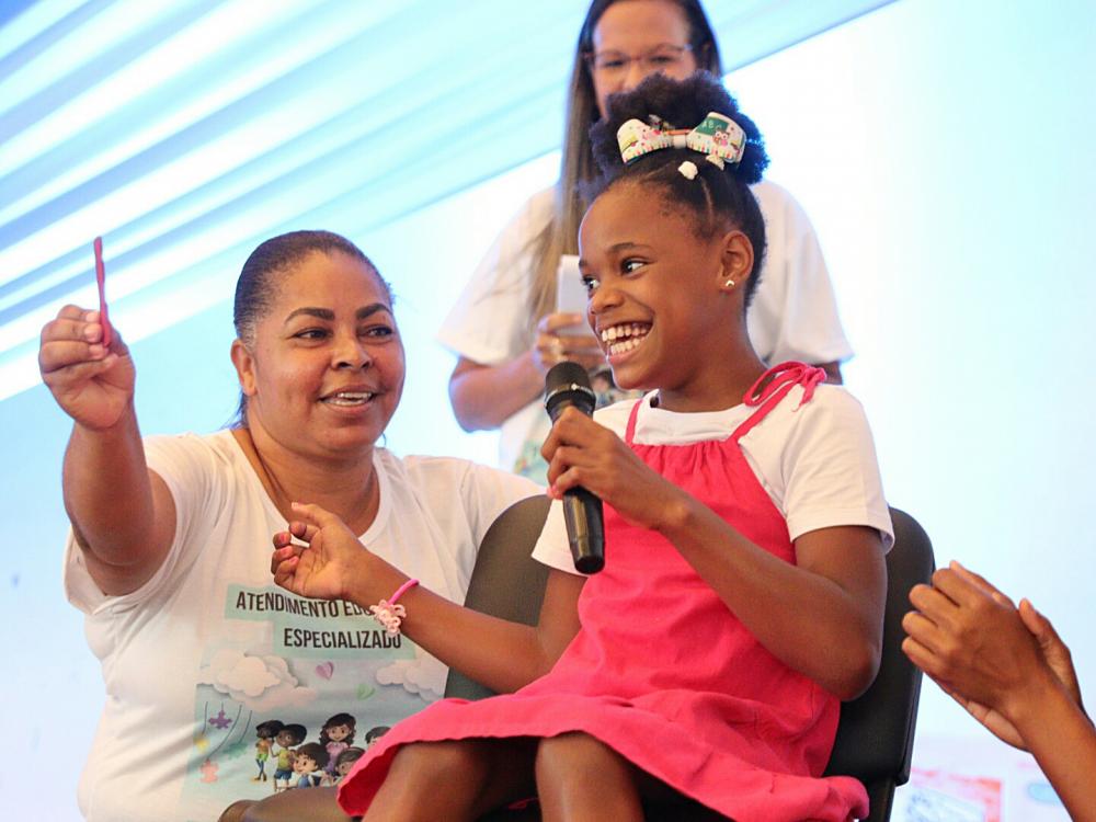 Crianças atípicas brilham em apresentações artísticas durante Mostra Pedagógica do CAEE