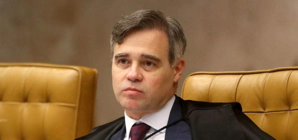 Mendonça devolve ao STF ação sobre porte pessoal de maconha