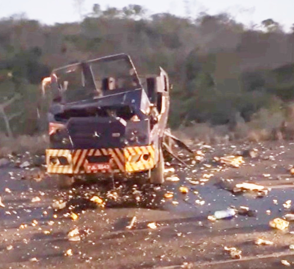Carro-forte fica destruído após ser explodido em tentativa de roubo na Bahia