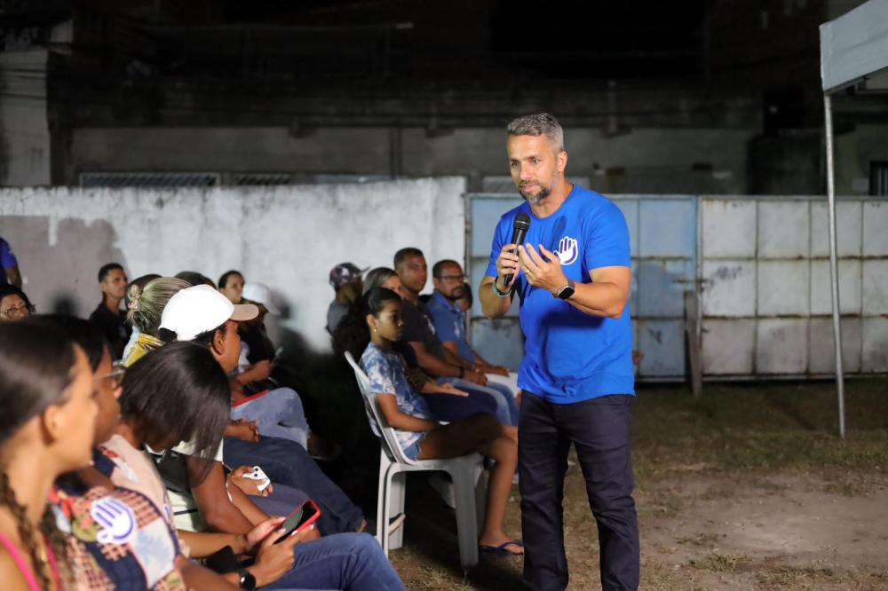 Pré-candidato a prefeito de Camaçari, Flávio Matos dialoga com moradores do Burissatuba
