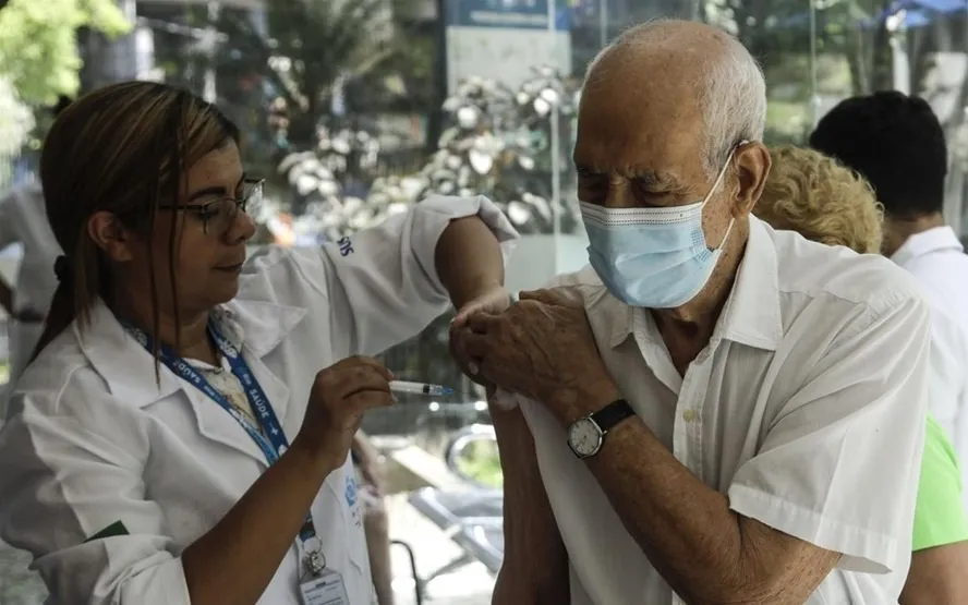 Saúde antecipa nova dose da bivalente para idosos