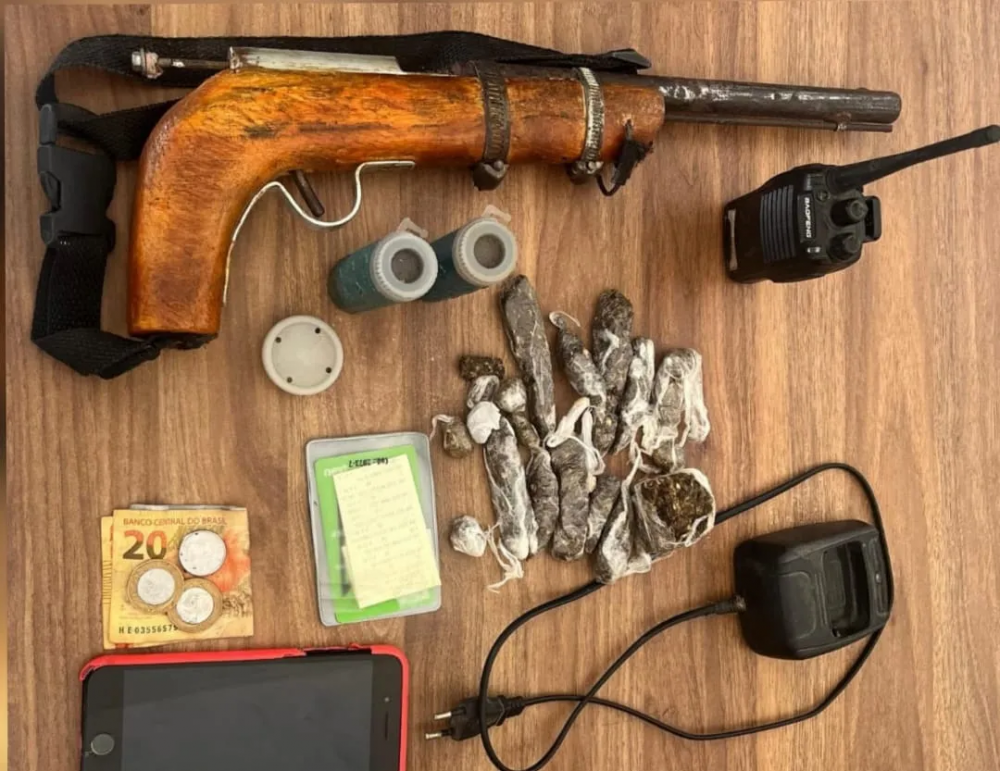 Arma e drogas são apreendidas com foragido no Extremo Sul