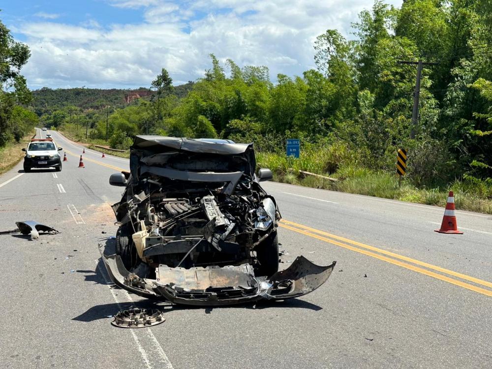 Engavetamento envolvendo três veículos deixa carro destruído na BA-093