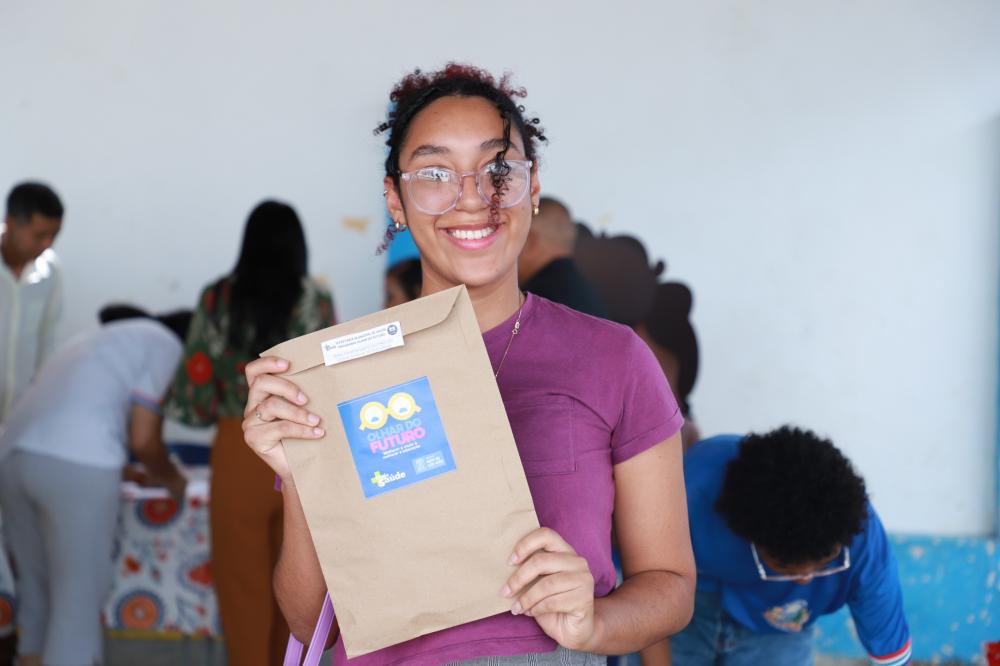 Prefeitura entrega óculos de grau para estudantes do ensino médio