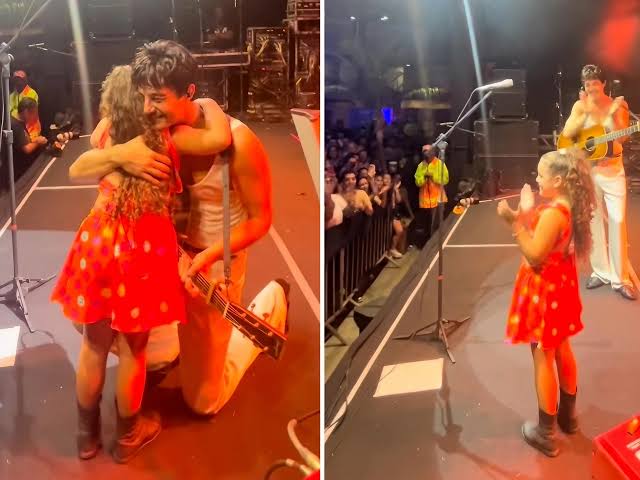 Tiago Iorc realiza sonho de fã mirim baiana, e canta parabéns para ela no palco em Salvador