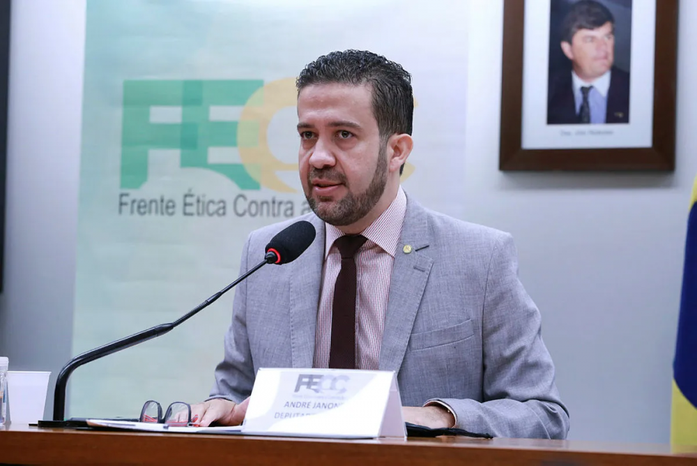 Janones é acusado de fazer parte de esquema com shows sem licitação