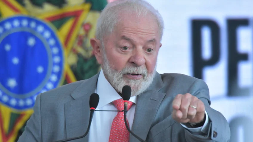 Lula defende criminalizar quem espalha fake news sobre vacinação