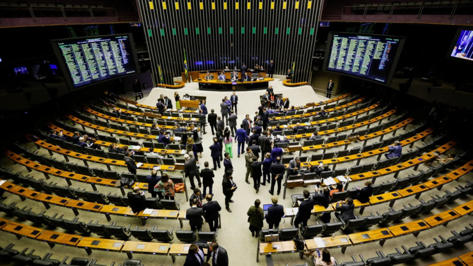 Câmara aprova auxílio para alunos de baixa renda do ensino médio