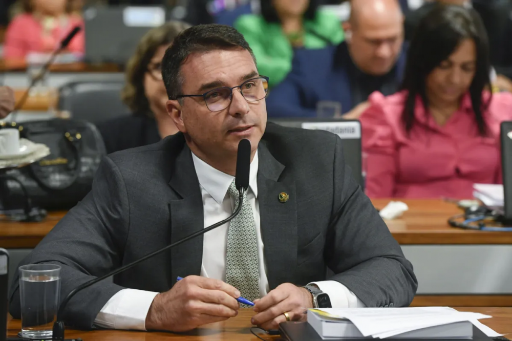 Flávio Bolsonaro diz que pai cogitou indicá-lo ao STF