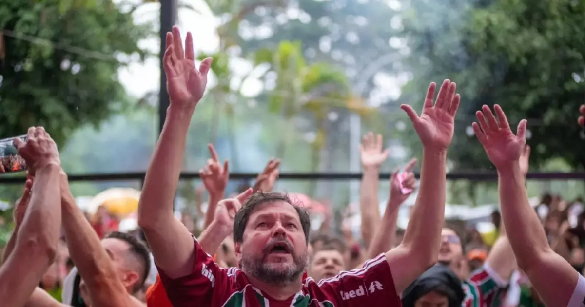 Torcedores que moram fora do Brasil tietam o Flu em hotel na Arábia Saudita