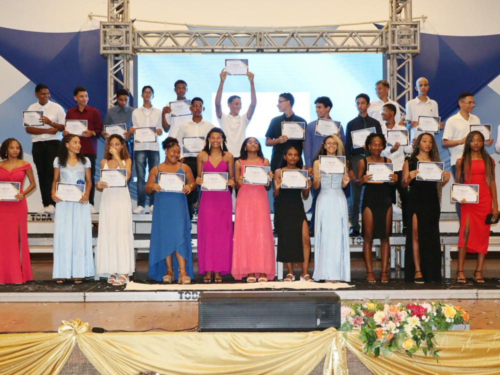 Alunos da Rede Municipal de Mata de São João celebram formatura no 9° ano