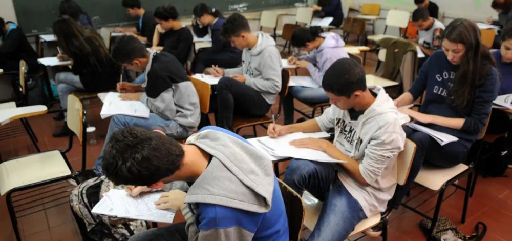 Projeto de lei que cria bolsas para alunos do Ensino Médio é aprovado no Senado