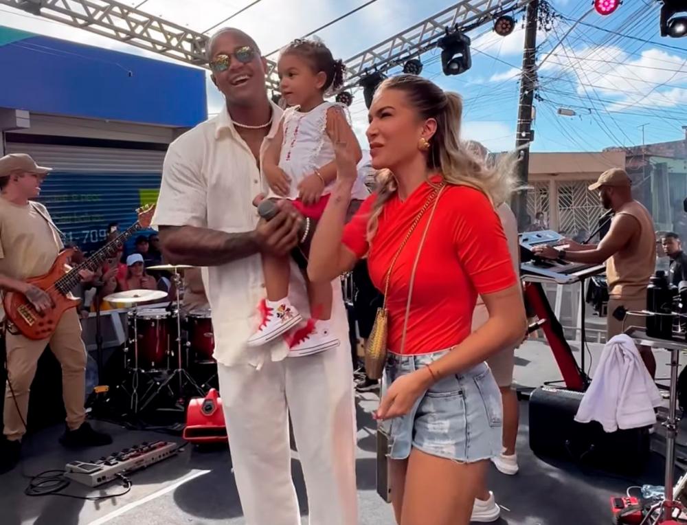 Com a filha no colo, Leo Santana faz show de Natal gratuito em bairro que foi criado 