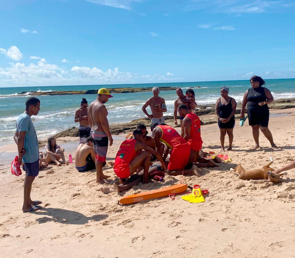Adolescente de 15 anos morre afogado ao tomar banho com amigos na praia de Arembepe