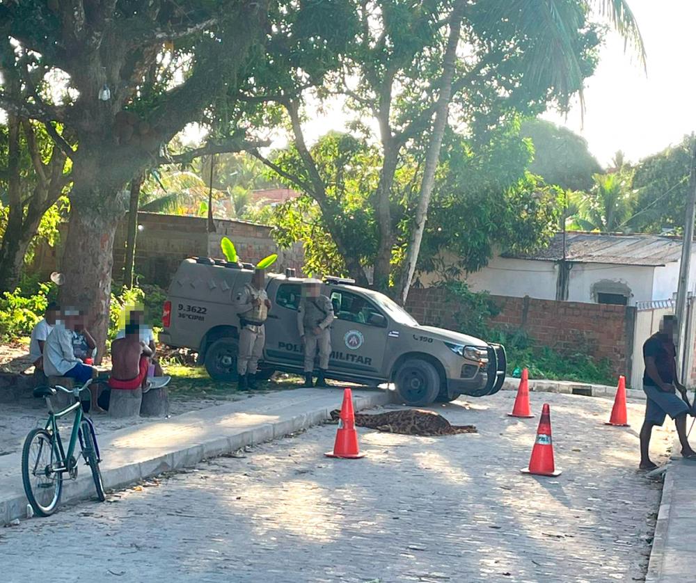Bando passa atirando, mata mulher de 45 anos e baleia homem na perna em Dias d'Ávila
