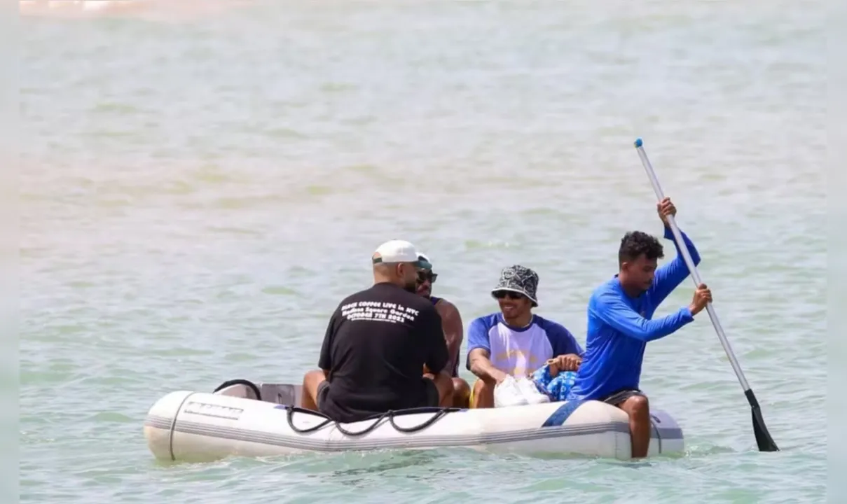 Lewis Hamilton na Bahia: piloto aproveita passeio de barco em Trancoso 