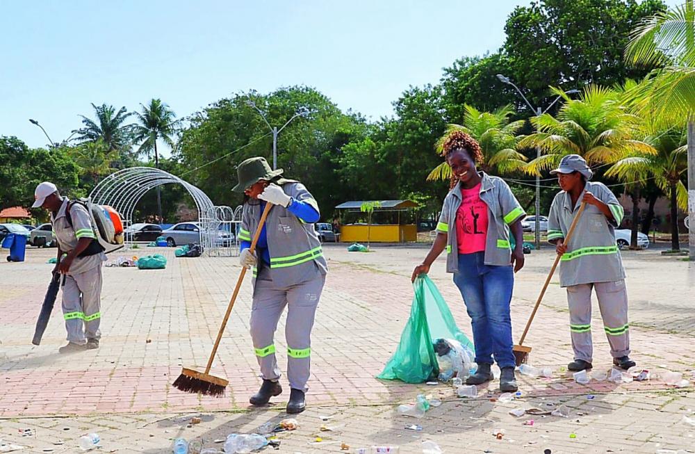 Prefeitura de Mata de São João realiza operação de limpeza após Réveillon