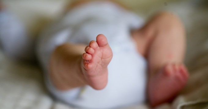 Bebê de dois meses morre após estupro em Itaparica