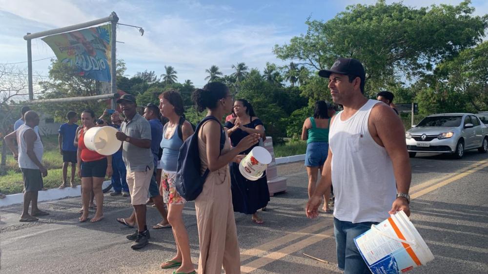 Moradores fazem protesto contra a falta de água no litoral matense