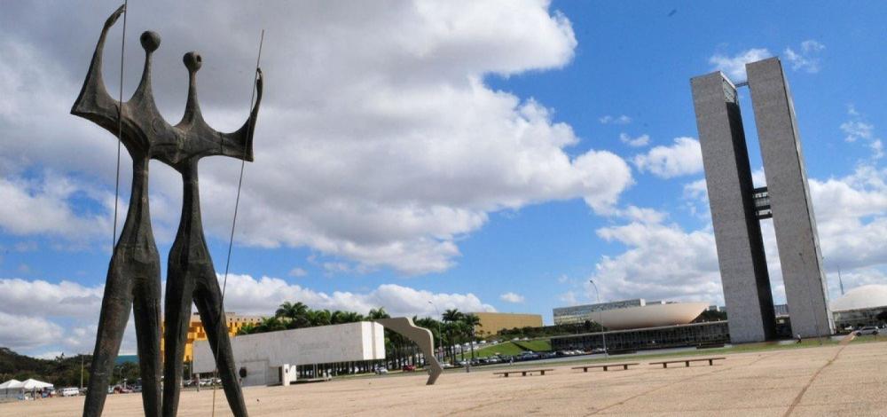 Ministro interino da Justiça anuncia que Praça dos Três Poderes será restaurada