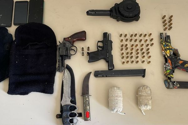 PM troca tiros com criminosos em Camaçari; armas de fogo, granadas e carregadores são apreendidos