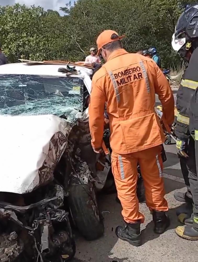 Acidente entre carreta e carro de passeio deixa mulher ferida no Polo de Camaçari 