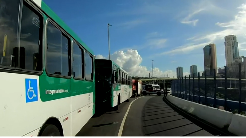 Rodoviário sobe em teto de ônibus e trava trânsito na região da Rodoviária de Salvador