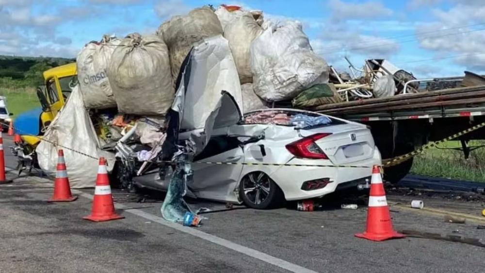 Quatro pessoas morrem em acidente entre caminhão carregado de sucata e carro na BR-116