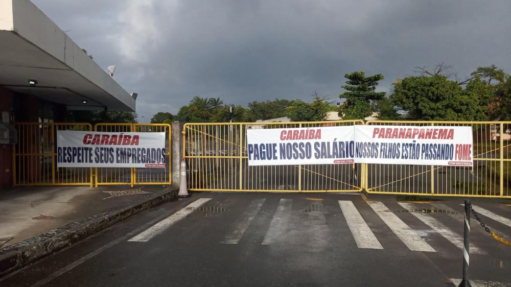 Trabalhadores da Caraíba metais protestam contra a falta de pagamento de salários