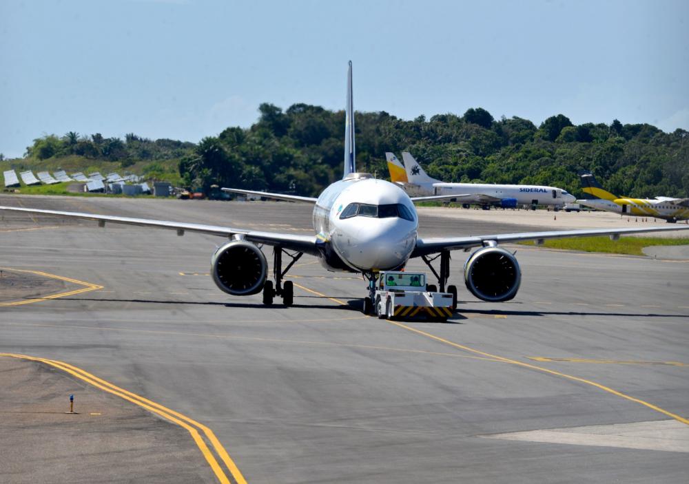 Copiloto desmaia em voo e avião faz pouso de emergência no aeroporto de Salvador