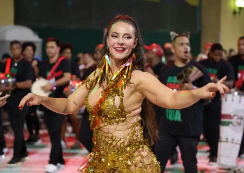 Paolla Oliveira expõe críticas ao seu corpo real durante ensaio de Carnaval