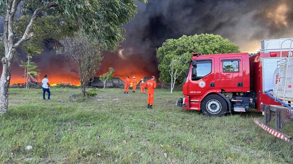 Incêndio de grandes proporções atinge depósito clandestino de plástico em Camaçari 
