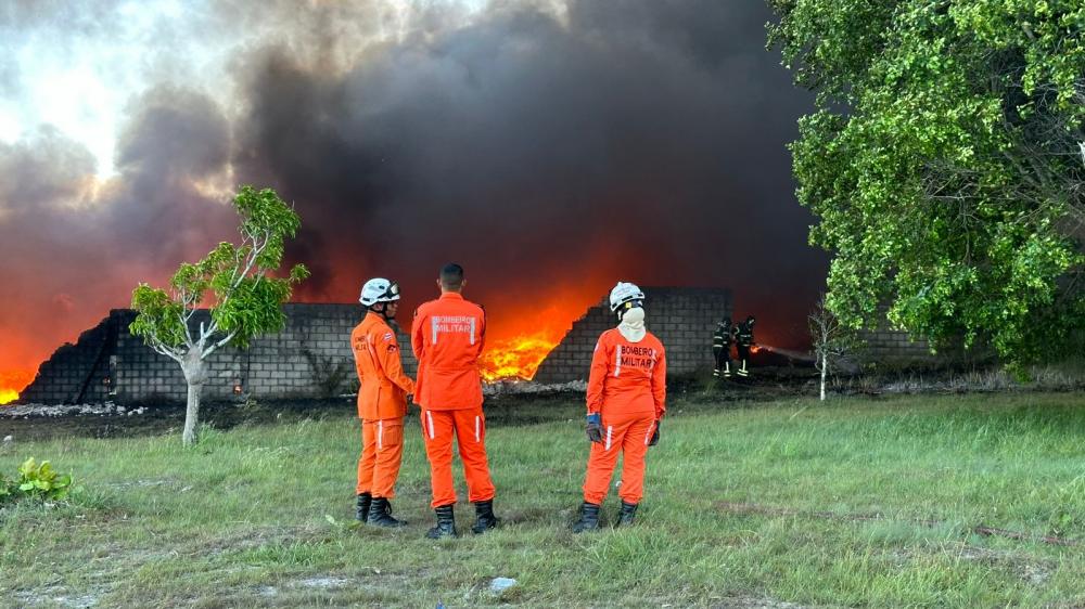 Passa de 16 horas o trabalho de contenção do incêndio em galpão em Camaçari
