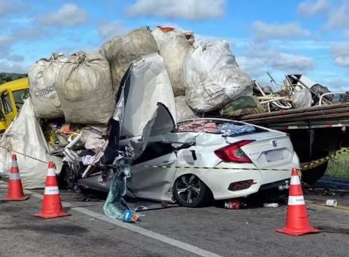 Pai, mãe, dois filhos e um sobrinho morrem em batida entre carro e carreta
