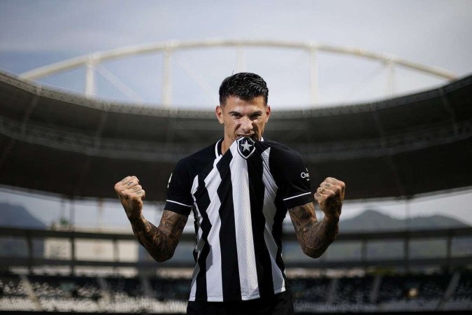 Bahia acerta a contratação do zagueiro Victor Cuesta, do Botafogo