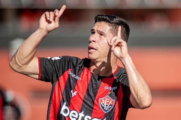 Na estreia do Barradão em 2024, torcida embala e Vitória vence o Bahia de Feira