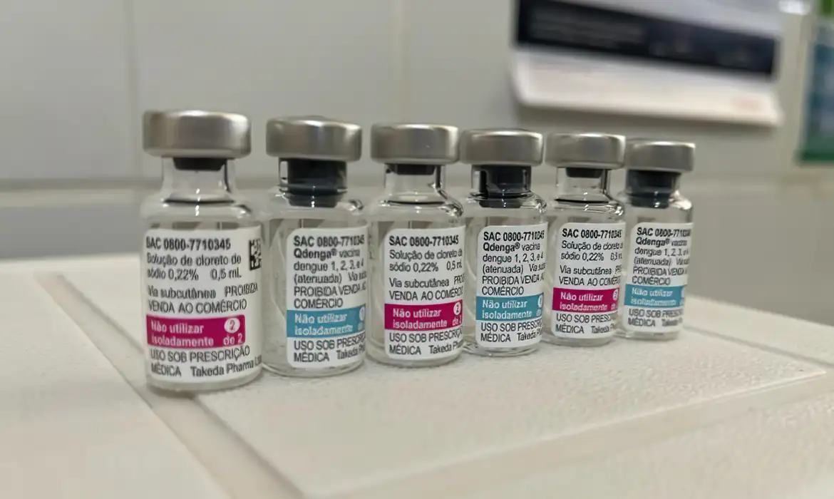 Primeiras doses da vacina do SUS contra dengue chegam ao Brasil 
