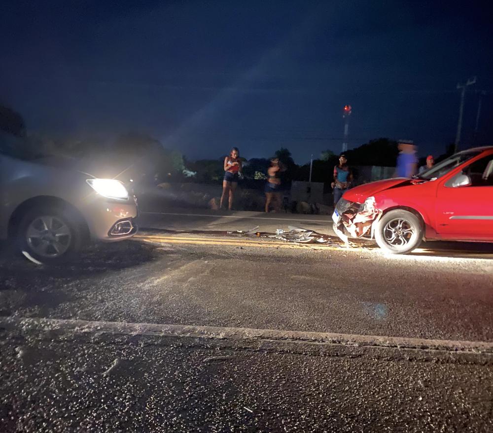 Carros colidem na entrada do Marbelo, em Imbassaí 