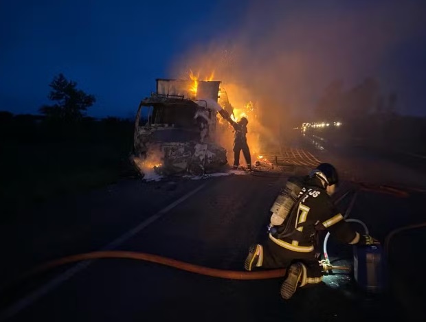 Homem é carbonizado em batida entre carro e caminhão na Bahia
