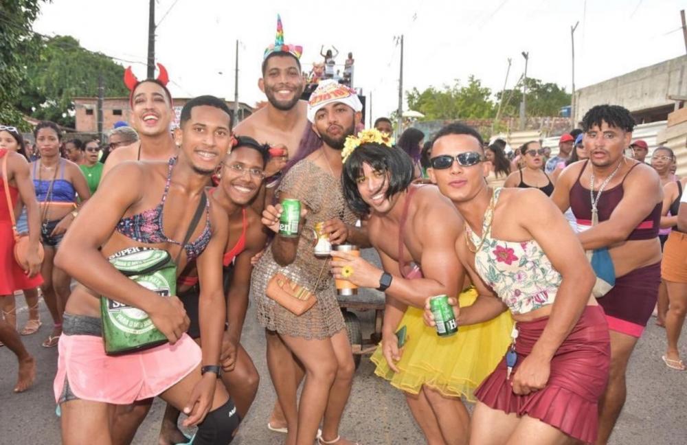 Bloco Moças Baianas desfila pelas ruas de Mata de São João na segunda (29)