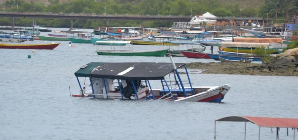 Polícia Civil identifica condutor do barco que naufragou na baía de Todos-os-Santos