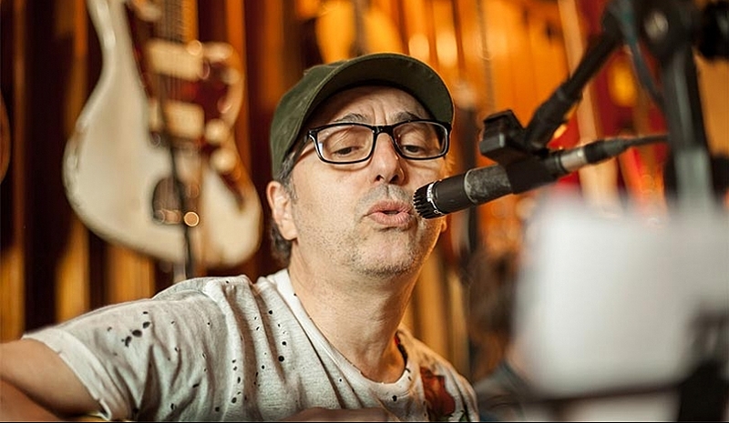 Zeca Baleiro diz que vai processar Silas Malafaia por compartilhar versão alterada de seu videoclipe